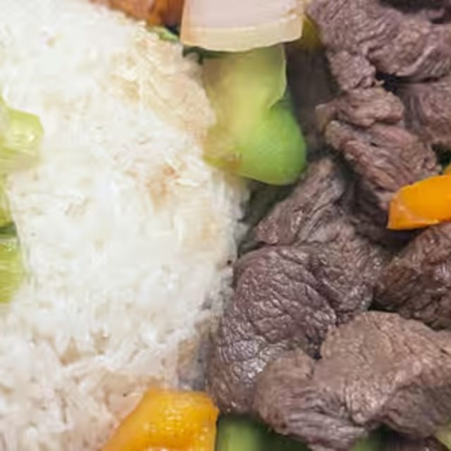 Shaky Beef with Bell Peppers & White 20 Onions / Cơm Bò Lúc Lắc.